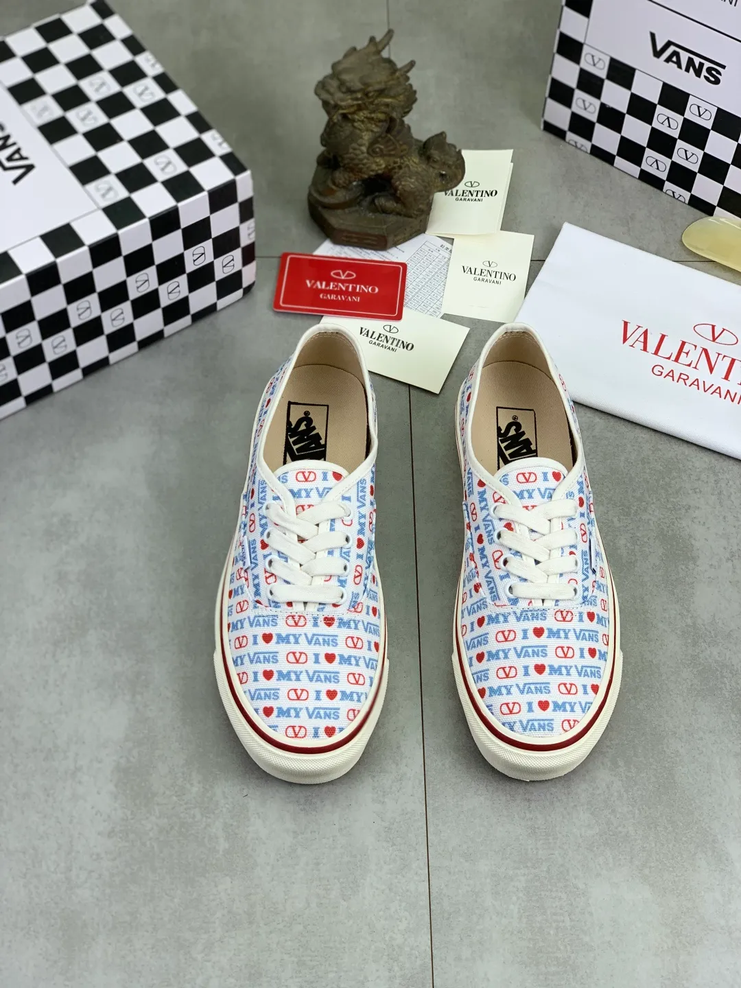 Men's shoes 💰P460 New Valentino❌Wans co-branded Valentino and Vans release new co-branded sneakers, integrating Valentino's Italian high-definition aesthetics and Vans's free and authentic spirit, giving classic shoes a personality that spans the ages. Many stars - Jolin Tsai. Yang Zi. Liu Wen. Ma Baiquan. Choi Soobin. freen. Song Zuer. JJ Lin. zel. Cecilia Cheung. shark. Xin Yunlai...Same style. Female model: 35-42 (41.42 is custom-made and non-refundable) Men's model: 39-46 (45.46 is custom-made and non-refundable)
